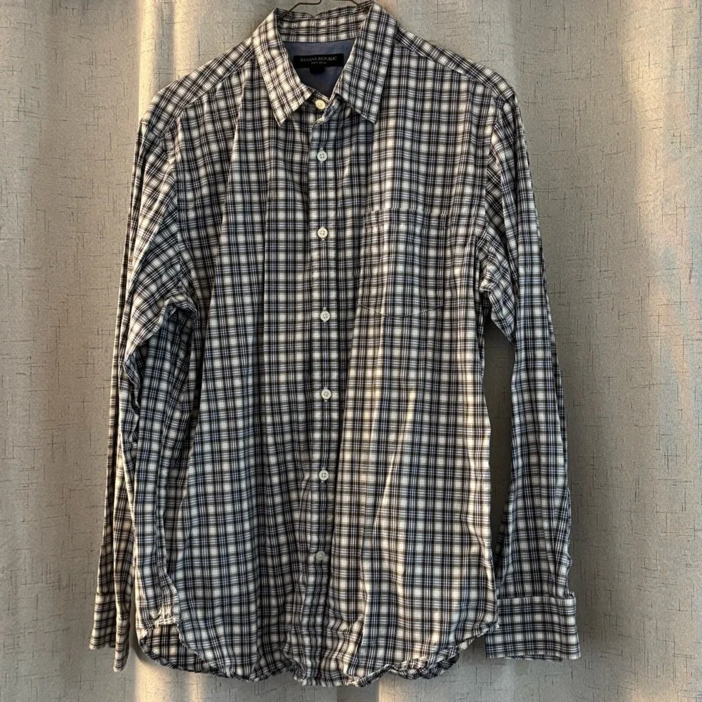 Men’s Banana Republic Soft Wash Long Sleeve Plaid Button up.‎ Size M, Brown.
